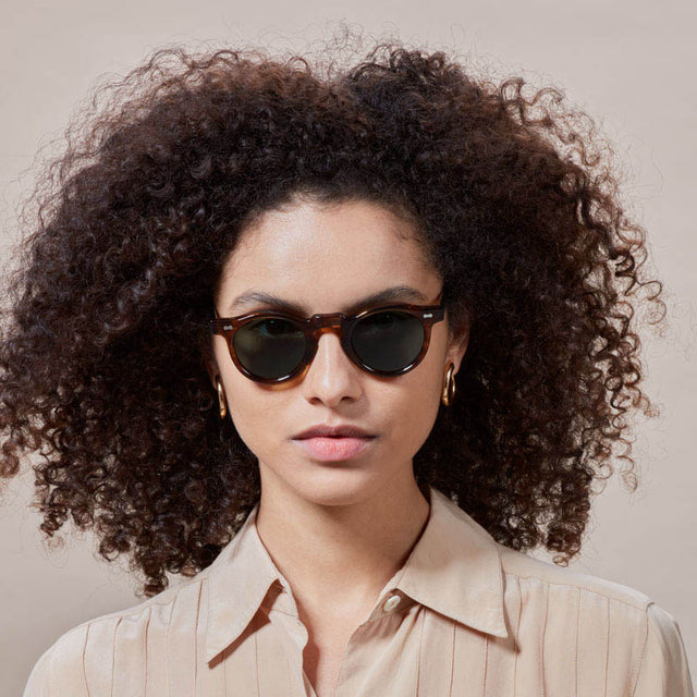 Brown eco sunglasses and green lenses: Welt | TBD Eyewear